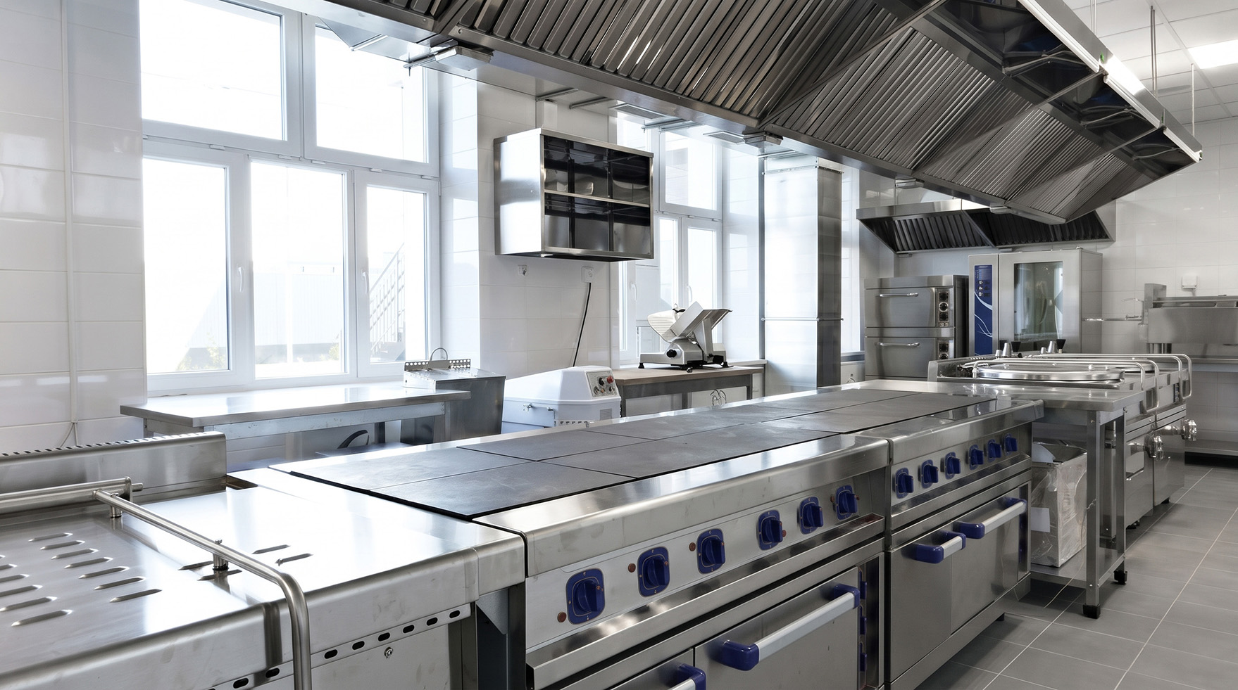 Equipamiento de acero inoxidable en una cocina industrial